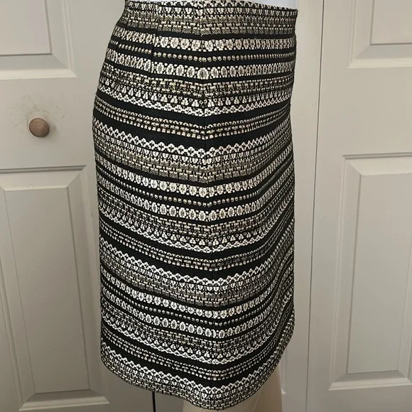 Black and White Patterned Women's Skirt worn once - Picture 2 of 7